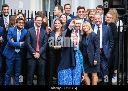 Londres, Royaume-Uni. 25th octobre 2022. Thérèse Coffey, députée, secrétaire d'État à la Santé et aux soins sociaux et vice-première ministre, prend des selfies avec le personnel de Downing Street.les ministres arrivent et partent de la dernière réunion du Cabinet sous l'ancien premier ministre Liz Truss ce matin. Credit: Imagetraceur/Alamy Live News Banque D'Images