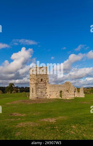 Les ruines de l'église Knowlton, église normande du 12th siècle Nr Wimborne à Dorset, Royaume-Uni, un jour ensoleillé en octobre Banque D'Images