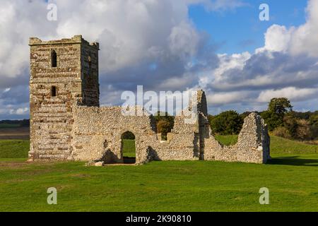 Les ruines de l'église Knowlton, église normande du 12th siècle Nr Wimborne à Dorset, Royaume-Uni, un jour ensoleillé en octobre Banque D'Images