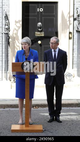 Photo du dossier datée du 24/07/2019 de la première ministre de l'époque, Theresa May, qui a lu une déclaration de démission à l'extérieur du 10 Downing Street, Londres, sous la surveillance de son mari Philip. Date de publication : mardi 25 octobre 2022. Banque D'Images