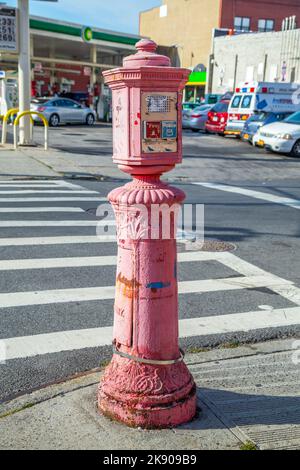 NEW YORK, Etats-Unis - OCT 21, 2015: Scène typique de rue avec l'ancien incendie victorien et le téléphone d'urgence de police. Il est installé pour obtenir de l'aide en cas de cri Banque D'Images