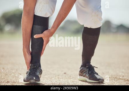 Sports, terrain et homme avec blessure à la cheville après le match, la compétition ou l'entraînement de baseball. Urgence, accident d'entraînement ou jambes d'athlète en douleur Banque D'Images