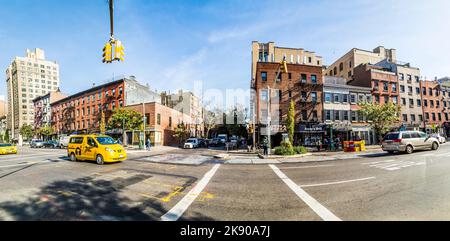 NEW YORK, Etats-Unis - OCT 21, 2015: vue sur la rue du quartier Midtown dans la ville de New York, Etats-Unis. Vue de 19th rue ouest, une rue avec beaucoup de restaula Banque D'Images