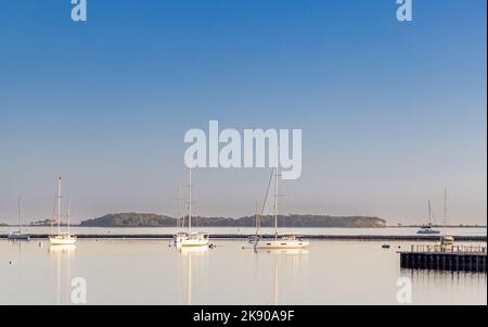 Bateaux à voile sur l'amarrage dans le port de Sag Banque D'Images