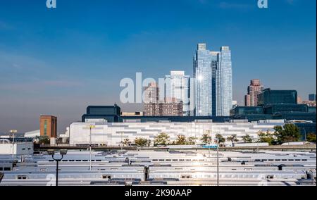 NEW YORK, Etats-Unis - OCT 21, 2015: vue sur la rue du quartier Midtown avec Penn Station à New York City, Etats-Unis. La gare de Pennsylvanie est la plus grande station de New York Banque D'Images