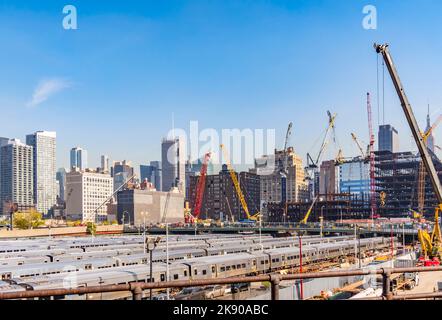 NEW YORK, Etats-Unis - OCT 21, 2015: vue sur la rue du quartier Midtown avec Penn Station à New York City, Etats-Unis. La gare de Pennsylvanie est la plus grande station de New York Banque D'Images