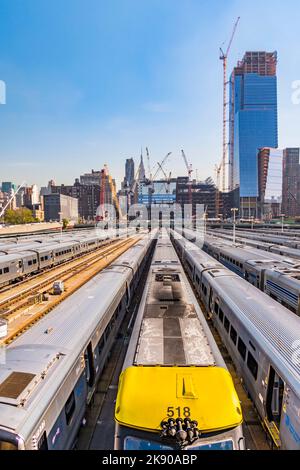 NEW YORK, Etats-Unis - OCT 21, 2015: vue sur la rue du quartier Midtown avec Penn Station à New York City, Etats-Unis. La gare de Pennsylvanie est la plus grande station de New York Banque D'Images