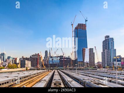 NEW YORK, Etats-Unis - OCT 21, 2015: vue sur la rue du quartier Midtown avec Penn Station à New York City, Etats-Unis. La gare de Pennsylvanie est la plus grande station de New York Banque D'Images