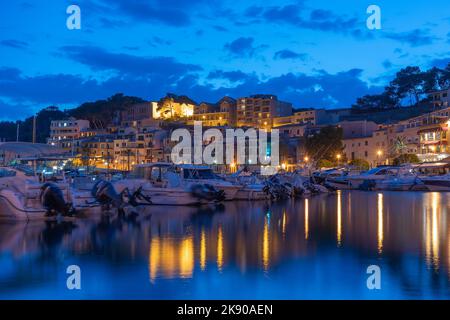 Une belle vue sur le port de Port de Soller la nuit à Majorque, Espagne. Banque D'Images