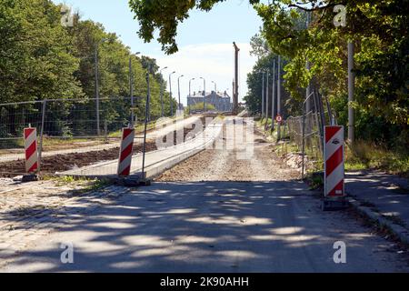 Une route en réparation menant à un pont dans le quartier de Brasa à Riga, en Lettonie Banque D'Images