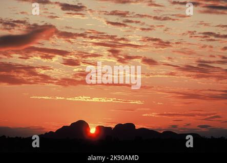 Australie. Territoire du Nord. Région d'Alice Springs. Le Kata Tjuta (Mont Olga) (les Olgas). Coucher de soleil. Banque D'Images