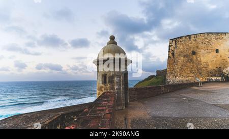 Une tourelle sur le mur du château de San Cristobal donnant sur l'océan Atlantique à Porto Rico Banque D'Images