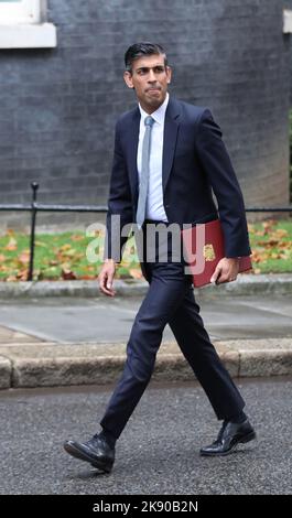 Londres, Royaume-Uni. 25th octobre 2022. Le nouveau Premier ministre britannique Rishi Sunak arrive à la rue Downing n° 10 pour faire une déclaration décrivant la vision de son gouvernement au public mardi, 25 octobre 2022. M. Sunak est le premier ministre britannique de 57th et le premier d'origine ethnique. Photo de Hugo Philpott/UPI crédit: UPI/Alay Live News Banque D'Images