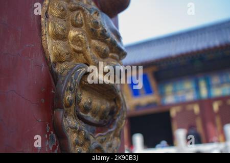 Un knocker chinois traditionnel à porte en laiton situé dans le parc du Temple du ciel à Beijing Banque D'Images