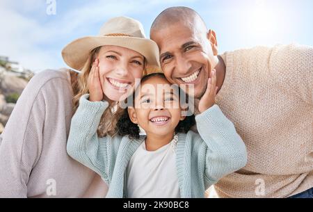 Portrait de famille, sourire et visage dans la nature pendant les vacances, les vacances ou les vacances d'été. Diversité, voyage et parents, père et mère avec fille, amour et Banque D'Images