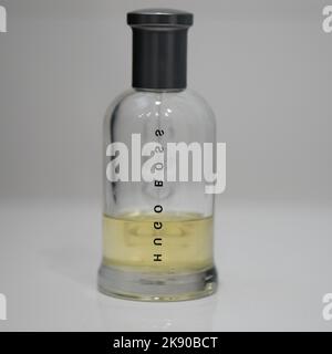 Un gros plan vertical de la marque Hugo Boss hommes parfum dans un flacon pulvérisateur. Banque D'Images