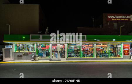 NEW YORK, Etats-Unis - OCT 23, 2015 : façade de la station-service ouverte de Brooklyn, New York. La gare est ouverte 24 7 heures sur 24 et 7 heures sur 24 et sert également de la nourriture et des boissons. Banque D'Images