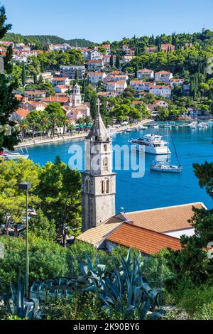 Clocher de l'église notre-Dame des neiges avec front de mer de Cavtat en arrière-plan – Cavtat sur la côte dalmate de Croatie Banque D'Images