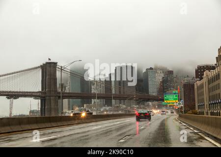 NEW YORK, États-Unis - OCT 28, 2015 : entrée dans le centre-ville de New York sous une forte pluie au pont de Brooklyn. La conduite à New York en voiture prend plus de temps que l'utilisation Banque D'Images