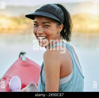 Kayak, nature et bonne femme noire se détendre sur l'eau, le bateau et à l'extérieur. Portrait d'une personne de New York sourire sur une forme physique, séance d'entraînement Banque D'Images