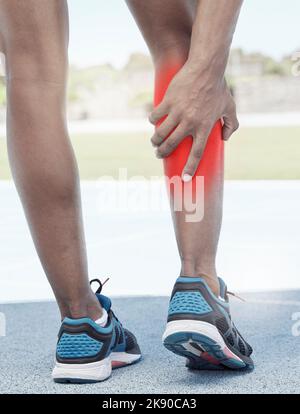 Accident de coureur, de douleur de mollet et de blessure de jambe pendant l'exercice de course de forme physique dans les chaussures de sport à l'extérieur. Sport homme, tension musculaire et mollet pendant Banque D'Images