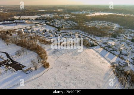 Pendant la tempête de neige dans la petite ville du New Jersey avec un complexe d'appartements la neige partiellement couverte est vue aérienne magnifique paysage d'hiver après la chute de neige. Banque D'Images