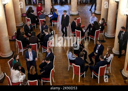 Reine Mathilde de Belgique et Roi Philippe - Filip de Belgique photographié lors d'une visite à l'Université de Vilnius, lors de la visite officielle du couple royal belge en République de Lituanie, mardi 25 octobre 2022. BELGA PHOTO DIRK WAEM Banque D'Images