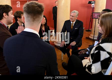 Roi Philippe - Filip de Belgique photographié lors d'une visite à l'Université de Vilnius, lors de la visite officielle du couple royal belge en République de Lituanie, mardi 25 octobre 2022. BELGA PHOTO DIRK WAEM Banque D'Images