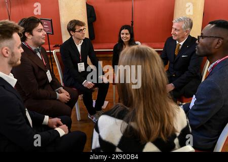 Roi Philippe - Filip de Belgique photographié lors d'une visite à l'Université de Vilnius, lors de la visite officielle du couple royal belge en République de Lituanie, mardi 25 octobre 2022. BELGA PHOTO DIRK WAEM Banque D'Images