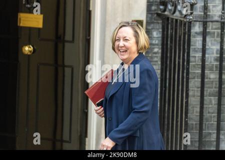 Londres, Royaume-Uni. 25th octobre 2022. Anne-Marie Trevelyan, secrétaire des transports, arrive à la dernière réunion du cabinet de Liz Truss au 10 Downing Street Londres. Crédit : Ian Davidson/Alay Live News Banque D'Images