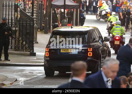 Londres, Royaume-Uni. 25th octobre 2022. Le Premier ministre sortant Liz Truss quitte Downing Street n° 10 pour rencontrer le roi et lui remettre sa démission officielle. Credit: Uwe Deffner/Alay Live News Banque D'Images