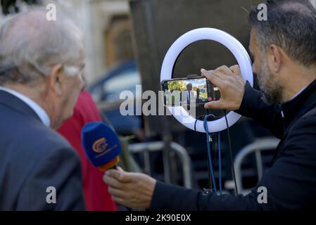 Entretien par téléphone portable pour Al Mayadeen Arabic TV: Sir Roger Gale MP (con: North Thanet) à Westminster, le jour où Rishi Sunak est devenu chef de la Co Banque D'Images