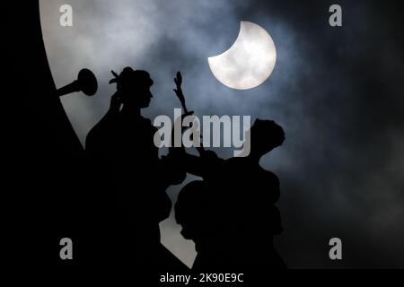 Bruxelles, Belgique. 25th octobre 2022. Une éclipse solaire partielle est photographiée au Parc du cinquantième anniversaire de Bruxelles, Belgique, le 25 octobre 2022. Credit: Zheng Huansong/Xinhua/Alay Live News Banque D'Images