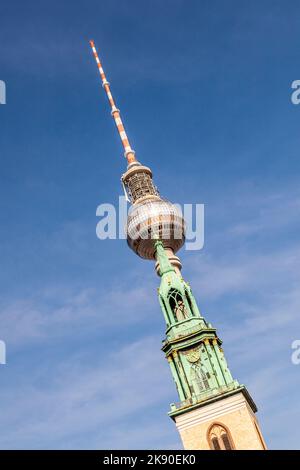 BERLIN, ALLEMAGNE - 1 MAI 2016 : vue sur la tour de télévision de Berlin, connue sous le nom de Fernsehturm, et l'église Sainte-Marie, connue sous le nom de Marienkirche depuis Alexanderplatz. Banque D'Images