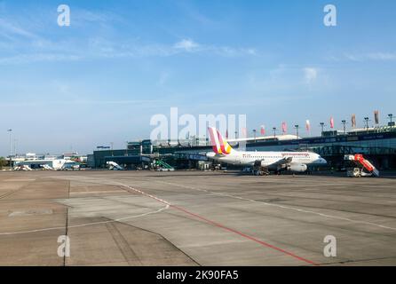 BRÊME, ALLEMAGNE - 12 MAI 2016 : les avions ailes allemandes opèrent à partir de l'aéroport et des parcs de Brême pour l'embarquement à la porte. Banque D'Images