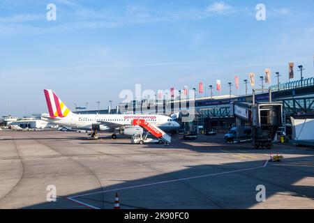 BRÊME, ALLEMAGNE - 12 MAI 2016 : les avions ailes allemandes opèrent à partir de l'aéroport et des parcs de Brême pour l'embarquement à la porte. Banque D'Images