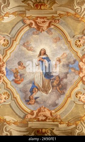 COURMAYEUR, ITALIE - 12 JUILLET 2022 : la fresque au plafond de l'Immaculée conception dans l'église Chiesa di San Pantaleone originaly par Giacomo Gnifetti Banque D'Images