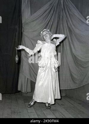 1955, historique, février, une actrice posant sur scène pour sa photo, apparaissant dans la pantomine, Robin des Bois, Leeds, Angleterre, Royaume-Uni. Banque D'Images