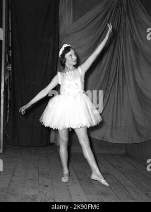 1955, historique, février, une danseuse de ballet féminine en costume et ballets, posant sur scène pour sa photo, apparaissant dans la pantomine, Robin des Bois, Leeds, Angleterre, Royaume-Uni. Banque D'Images