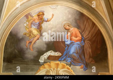 COURMAYEUR, ITALIE - 12 JUILLET 2022 : la fresque de l'Annonciation dans l'église Chiesa di San Pantaleone par Nino Pirlato (1957). Banque D'Images