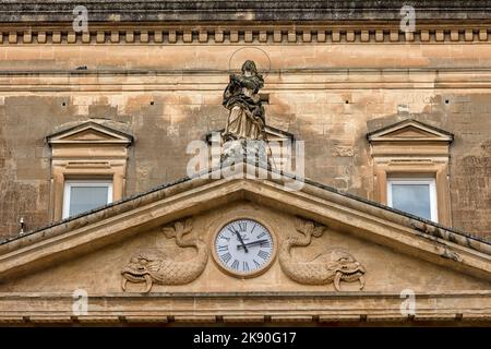 LECCE, ITALIE - 14 OCTOBRE 2022 : détail architectural sur la façade en colonnade du Convitto Palmieri Banque D'Images