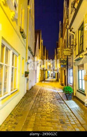 BRÊME, ALLEMAGNE - 12 MAI 2016 : rue Schnoor de nuit à Brême. Le Schnoor est la partie la plus ancienne de Brême et est classé au patrimoine mondial de l'unesco. Banque D'Images