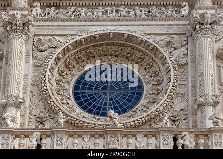 LECCE, ITALIE - 14 OCTOBRE 2022 : gros plan de la fenêtre des pétales dans la basilique de Santa Croce Banque D'Images