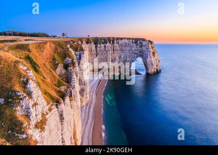 Deauville, Normandie, France.les falaises du village avec l'arche de la Manneporte et la plage de la Valaine. Banque D'Images