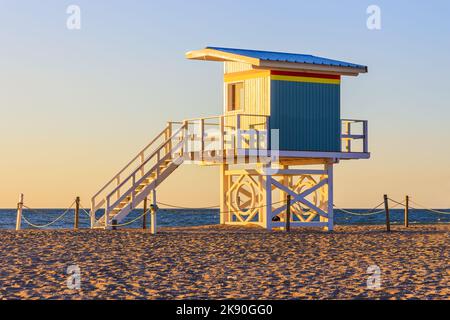 Station balnéaire de Deauville. Plage et maison de maître-nageur. Normandie, France. Banque D'Images