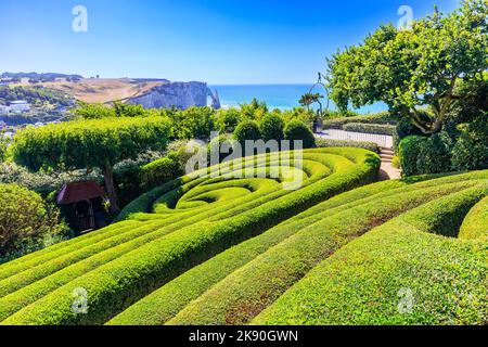 Normandie, France. Les Jardins d'Etretat (les Jardins d'Etretat) jardin néo-futuriste avec vue sur les falaises de la côte d'Alabâtre. Banque D'Images