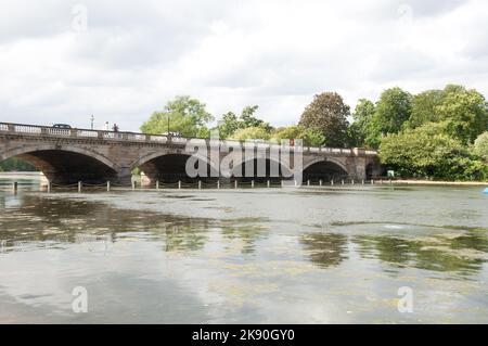 Serpentine and the Bridge, Hyde Park, Londres, Royaume-Uni - vue sur le long Water Banque D'Images