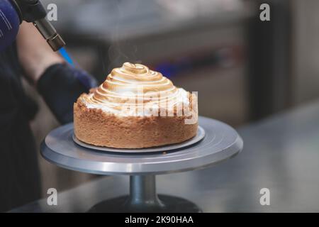 gâteau à croûte courte avec caillé au citron et meringue au citron vert Banque D'Images