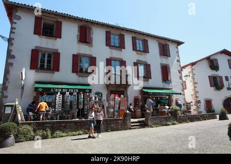 Boutique de souvenirs et café dans un bâtiment de style architectural Labordin dans le joli village d'Ainhoa, Pyrénées Atlantiques, France Banque D'Images