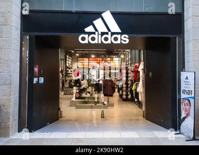 **PHOTO DE FICHIER** Kanye West abandonné par Adidas. Boutique Adidas dans le centre commercial Mamilla à Jérusalem, Israël, mardi, 25 octobre 2022. Adidas a annoncé "après un examen approfondi, l'entreprise a pris la décision de mettre fin immédiatement au partenariat avec Ye [Kanye West], de mettre fin à la production des produits de marque Yeezy et de mettre fin à tous les paiements à Ye et à ses sociétés. Adidas va mettre un terme à l'activité d'Adidas Yeezy avec effet immédiat. » Crédit: Ron Sachs / CNP / MediaPunch Banque D'Images